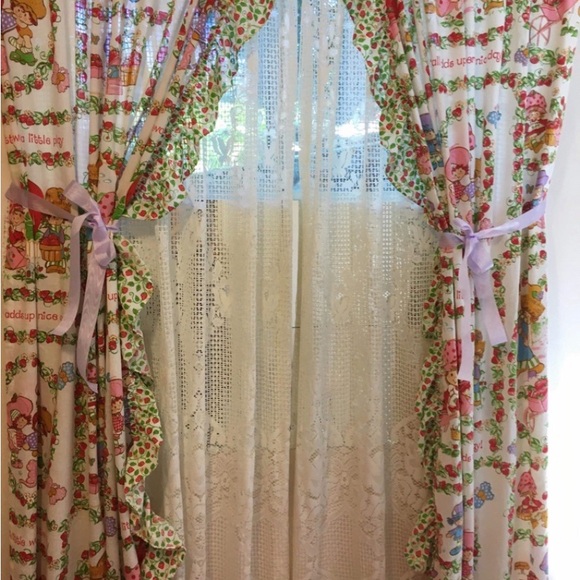 Strawberry Shortcake Curtains - Picture 1 of 2